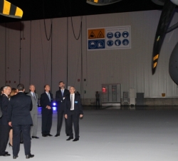 Don Felipe conversa en el hangar del Centro de Entregas de Airbus Military con el consejero delegado de EADS, Tom Enders, en presencia del ministro de